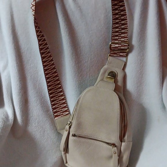 NWOT URBAN EXPRESSIONS SLING BAG - Picture 1 of 9